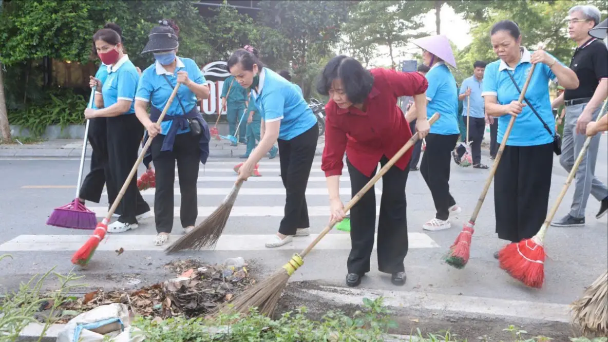 Bí thư Thành uỷ cùng phường Xuân Đỉnh tổng vệ sinh môi trường
